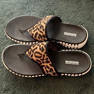 Skechers GoGaMat flip flops